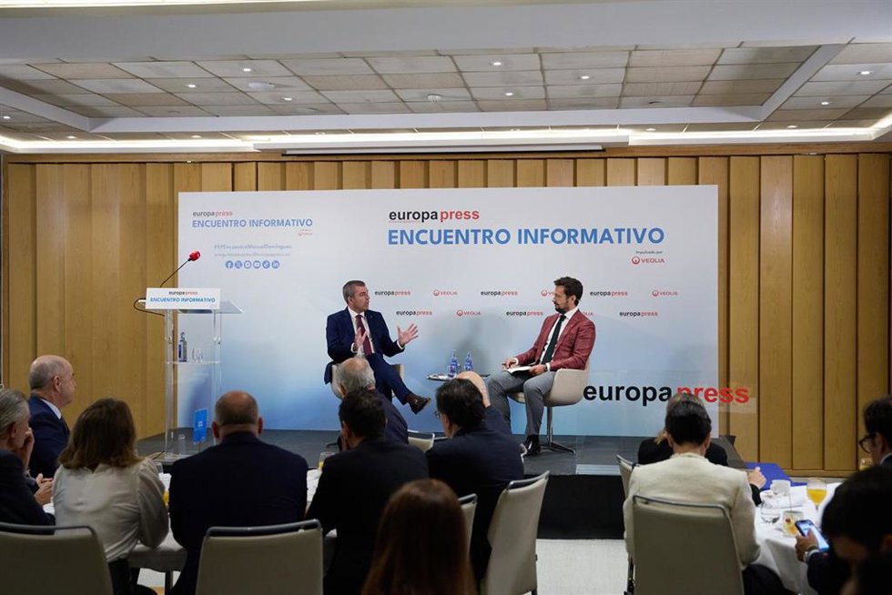El vicepresidente del Gobierno de Canarias, Manuel Domínguez (i) y el delegado de Europa Press en Canarias, Ignacio Afonso (d), durante un Encuentro Informativo de Europa Press, en el Hotel Hyatt Regency Hesperia, a 3 de octubre de 2024, en Madrid (Espa