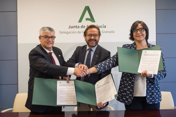 El alcalde de Guadix, Jesús Lorente, el delegado del Gobierno andaluz en Granada, Antonio Granados, y la delegada de Desarrollo Educativo de la Junta en la provincia, María José Martín, de izquierda a derecha en la imagen