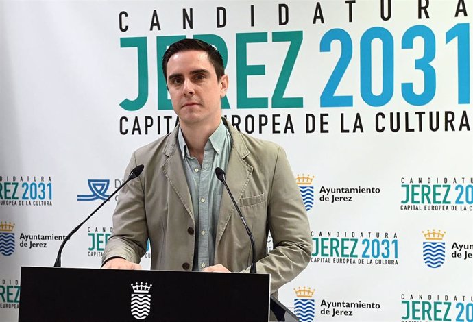 El teniente de alcaldesa de Servicios Públicos en el Ayuntamiento de Jerez de la Frontera (Cádiz), Jaime Espinar, en rueda de prensa.