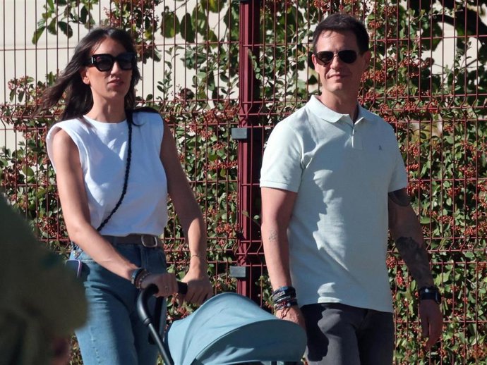 Christian Gálvez y Patricia Pardo pasean junto a su hijo Luca