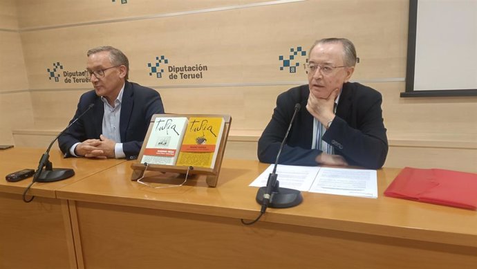 El fundador y director de Turia, el escritor y periodista Raúl Carlos Maícas, y el presiente de la DPT, Joaquín Juste, informan de que la revista cultural 'Turia' ingresará en la Caja de las Letras del Instituto Cervantes