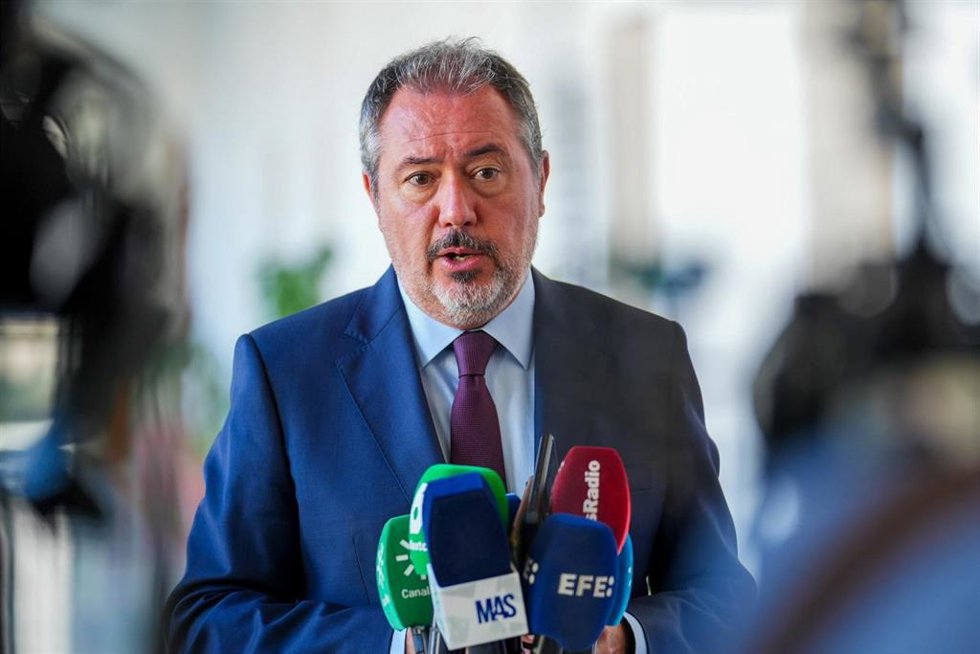 El secretario general del PSOE de Andalucía, JuanEspadas atiende a los medios de comunicación antes del comienzo de su toma de palabra durante la segunda jornada del Pleno del Parlamento andaluz. A 3 de octubre de 2024, en Sevilla (Andalucía, España). 