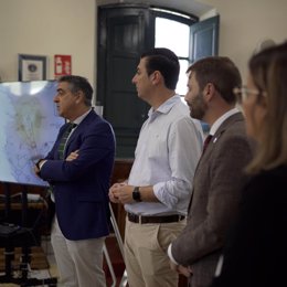 Representantes de la Junta se reúnen en Níjar (Almería) junto a su alcalde para abordar el plan de erradicación de asentamientos.