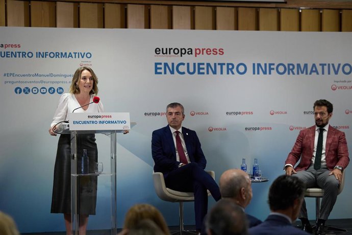 La secretaria general del PP, Cuca Gamarra, presenta al vicepresidente del Gobierno de Canarias, Manuel Domínguez (c), durante un Encuentro Informativo de Europa Press, en el Hotel Hyatt Regency Hesperia, a 3 de octubre de 2024, en Madrid (España).
