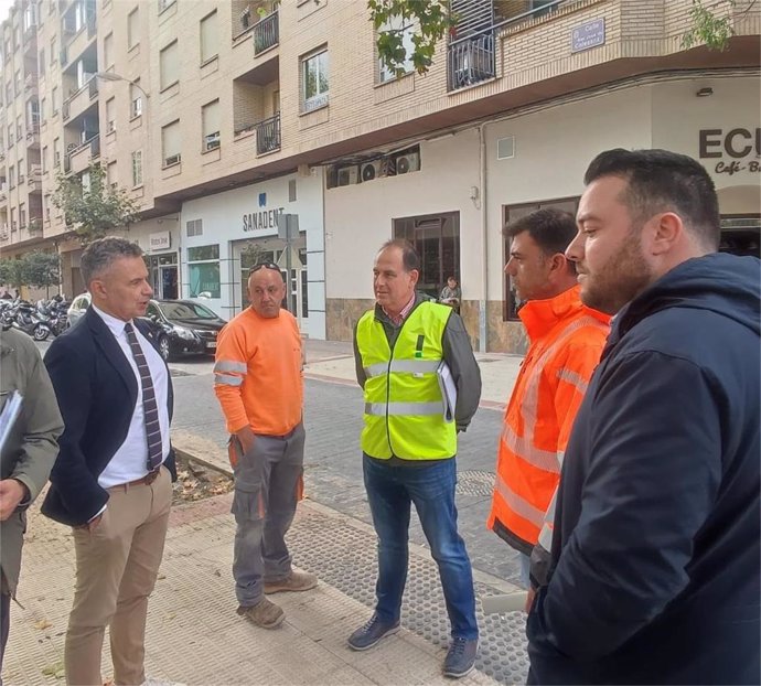 El alcalde de Logroño, Conrado Escobar, durante la visita esta mañana a las obras de la nueva área pacificada de San José