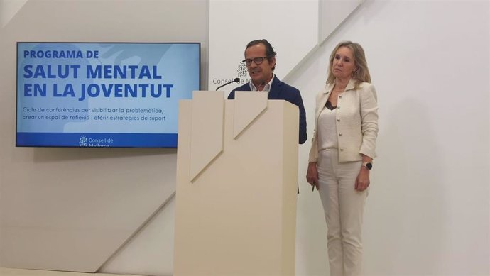 El conseller insular de Presidencia, Antoni Fuster, en la rueda de prensa de presentación del ciclo de conferencias sobre la salud mental de los jóvenes.