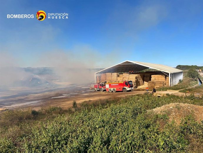 Los bomberos estabilizan el incendio de unas 10.000 pacas de paja en Almuniente (Huesca)