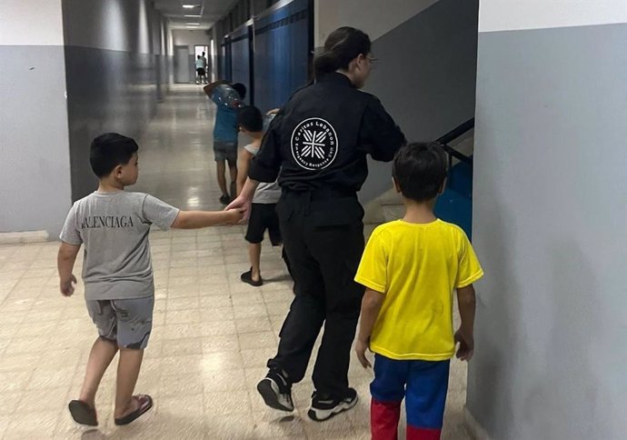 Unos niños en una escuela en Dekwene (Líbano).