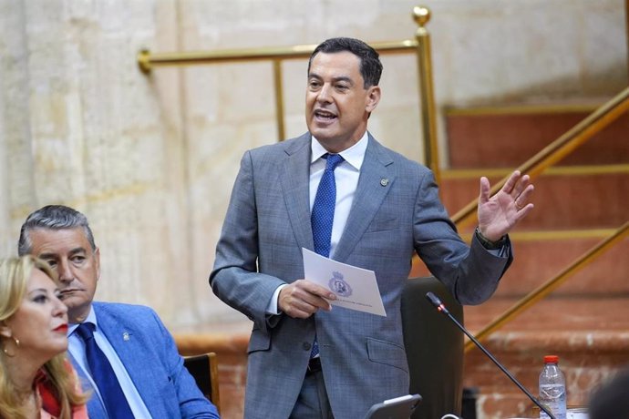 El presidente de la Junta de Andalucía, Juanma Moreno, este jueves en el Pleno del Parlamento en su respuesta a la pregunta del Grupo Mixto-Adelante Andalucía.