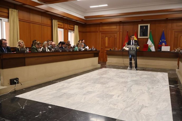 El alcalde de Córdoba, José María Bellido, con su gobierno en el Pleno.