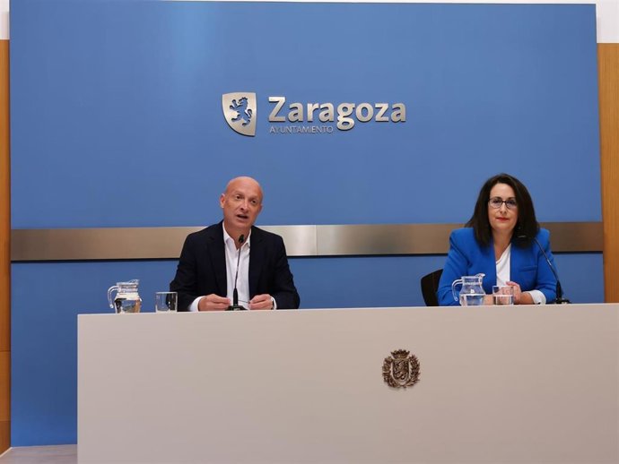 La concejal del grupo municipal de VOX en el Ayuntamiento de Zaragoza, Eva Torres; y el consejero municipal de Economía, Carlos Gimeno