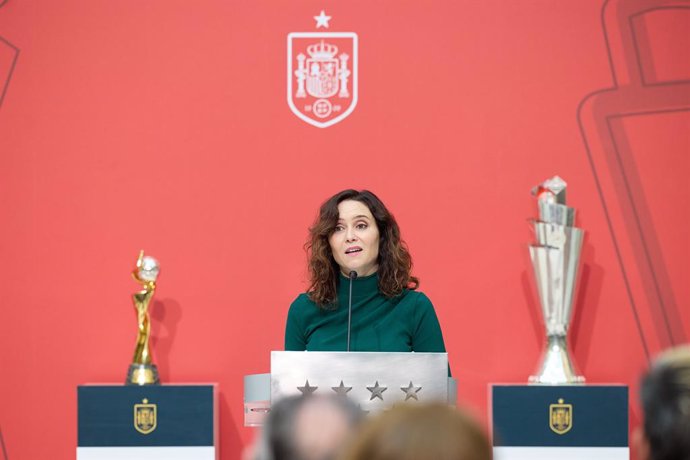 Archivo - La presidenta de la Comunidad de Madrid, Isabel Díaz Ayuso, preside el acto de bienvenida de los trofeos del Mundial Femenino de Fútbol de 2023 y de la UEFA Nations League 2022/23 masculina, en la Real Casa de Correos,  a 12 de enero de 2024, en