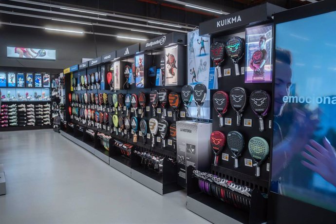 Decathlon inaugura su primera 'Pro shop' de pádel en Majadahonda.