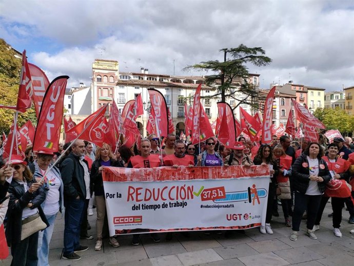 Concentración de UGT y CCOO en Logroño por la reducción de la jornada laboral