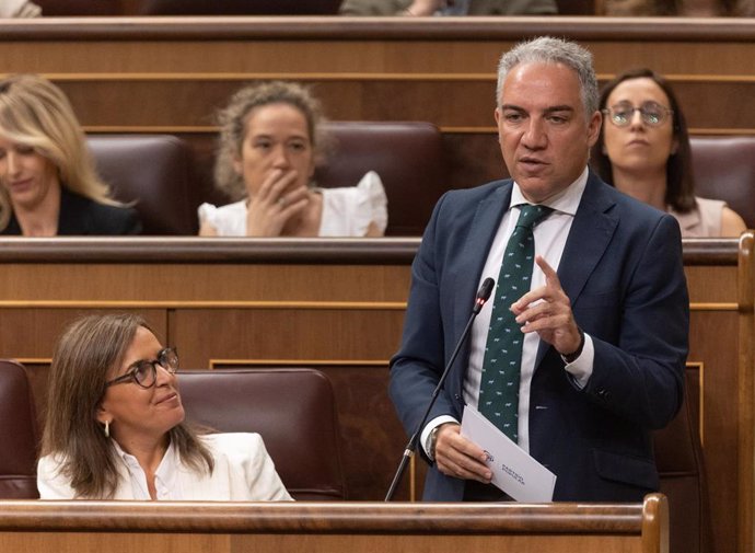 Archivo - El vicesecretario de Coordinación Autonómica y Local del PP, Elías Bendodo, interviene durante una sesión de control al Gobierno, en el Congreso de los Diputados. (Foto de archivo).