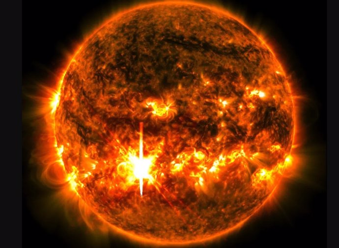 El Observatorio de Dinámica Solar (SDO) de la NASA capturó esta imagen de una llamarada solar, vista como el destello brillante en la parte inferior izquierda, el 1 de octubre de 2024.