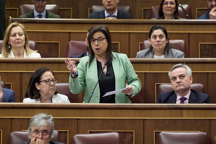 Archivo - La diputada del PP Ana Belén Vázquez interviene durante una sesión de control al Gobierno.