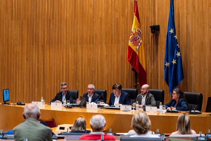 Representantes de España Vaciada durante la presentación del 'Plan de Financiación Solidaria', a 3 de octubre de 2024, en el Congreso de los Diputados, en Madrid (España).