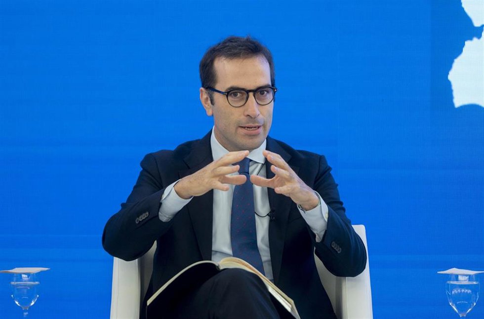 El ministro de Economía, Comercio y Empresa, Carlos Cuerpo, interviene durante la inauguración de la jornada 'Transformando las Pymes con el Plan de Recuperación, en la Escuela de Organización Industrial, a 3 de octubre de 2024, en Madrid (España). El