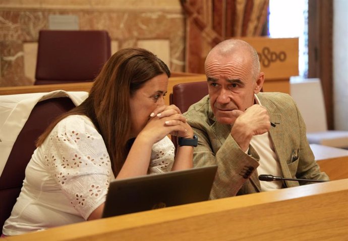 Archivo - El portavoz del PSOE en el Ayuntamiento de Sevilla, Antonio Muñoz, junto a la concejala socialista Sonia Gaya, durante una sesión plenaria, en foto de archivo.