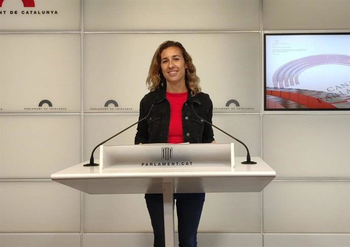 La presidenta de la CUP en el Parlament, Laia Estrada, en rueda de prensa