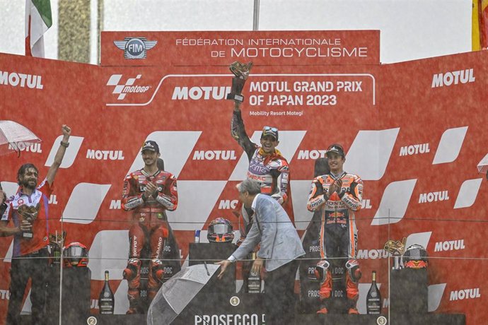 Archivo - Jorge Martín celebra su victoria en el GP de Japón de 2023 por delante de Francesco Bagnaia y Marc Márquez