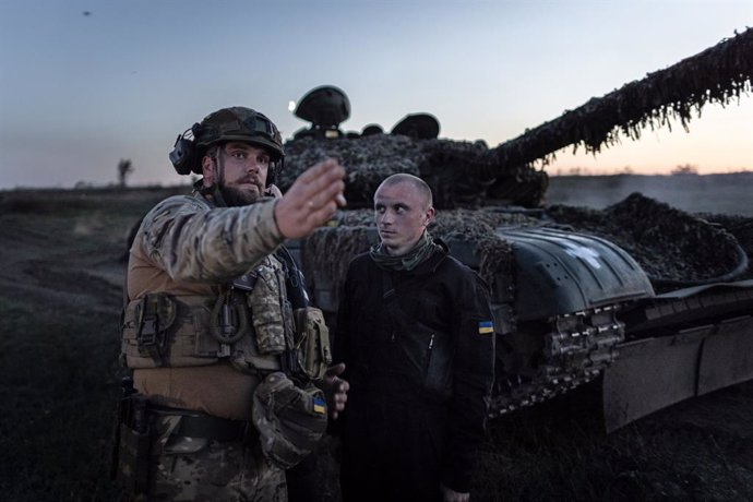 Archivo - 20 September 2023, Ukraine, Kostyantynivka: A commanding soldier of the 22nd Brigade of Ukraine gives instructions in front of a T-72 tank during a night firing exercise. The brigade was reconstituted about a year ago. Infantry as well as the st