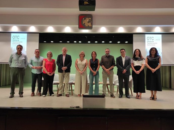 La presidenta de la Agencia de la Energía y delegada de Energía, Tatiana Pozo (quinta por la izda.), en la presentación de la Oficina de Transformación Comunitaria.