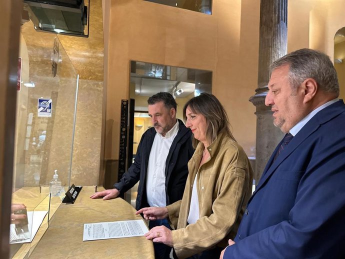 La portavoz del grupo municipal del PSOE en el Ayuntamiento de Zaragoza, Lola Ranera, pide amparo a la Justicia de Aragón, Concepción Gimeno para que la alcaldesa de Zaragoza, Natalia Chueca, "frenediscursos de odio que generen violencia institucional