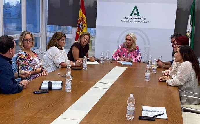 La delegada de la Junta de Andalucía en Cádiz, Mercedes Colombo, acompañada por la delegada territorial de Salud y Consumo, Eva Pajares, en una reunión de trabajo con los seis gerentes del Servicio Andaluz de Salud (SAS)  en la provincia.