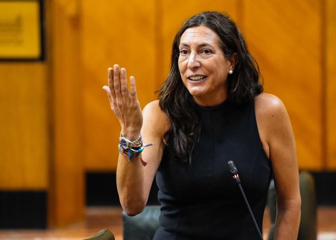 La consejera de Inclusión social, Loles López, en sesión plenaria.