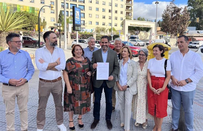 El portavoz del PSOE de Málaga, Daniel Pérez, junto a concejales del grupo, en la puerta del Hospital Regional de Málaga.