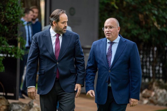 El portavoz del PP en el Congreso de los Diputados, Miguel Tellado, junto al presidente regional del partido, Paco Núñez,  en Toledo