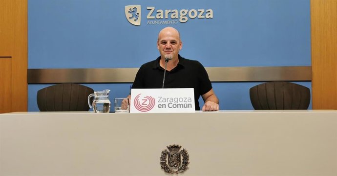 Archivo - El concejal de ZeC, Suso DOmínguez, en la sala de prensa del Ayuntamiento.