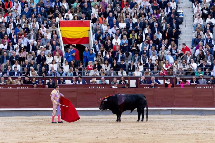 Enrique Ponce durante su despedida a los ruedos en la plaza de toros de Las Ventas en una foto de archivo.