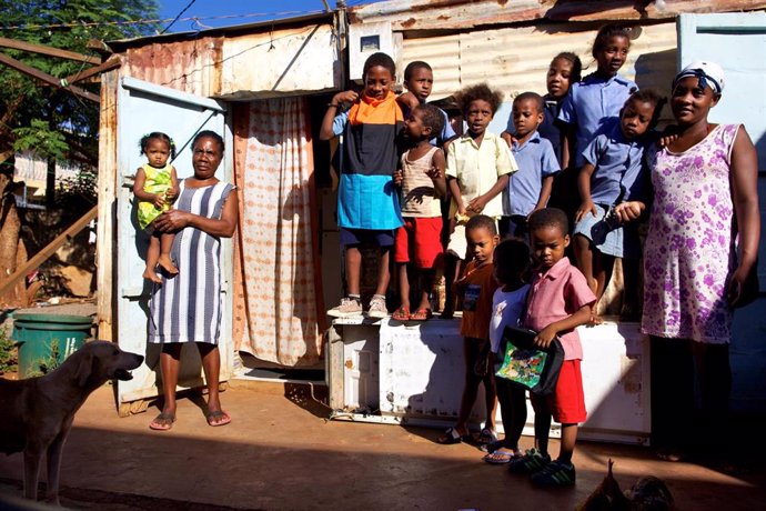 Archivo - Una familia de refugiados chagosianos en Tombeau, Mauricio (archivo)