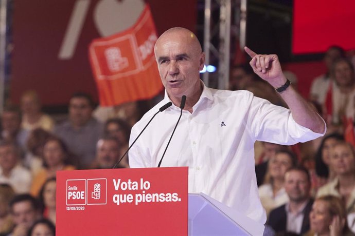 Archivo - El candidato del PSOE a la Alcaldía de Sevilla, Antonio Muñoz, interviene durante un acto de campaña el pasado año.