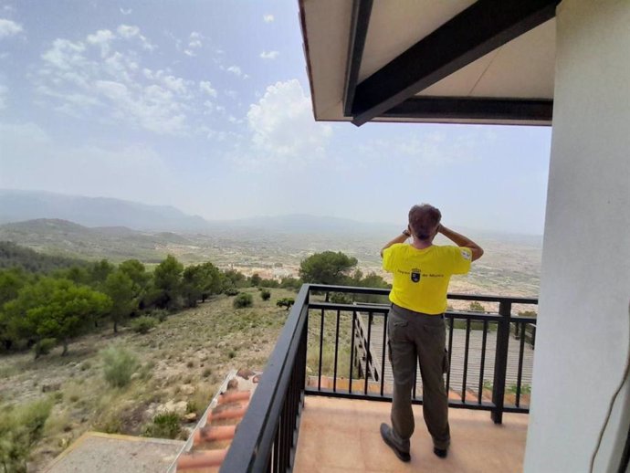 Archivo - Un vigilante forestal observa desde una de las torres de la Red Malla ECO de la Región de Murcia.