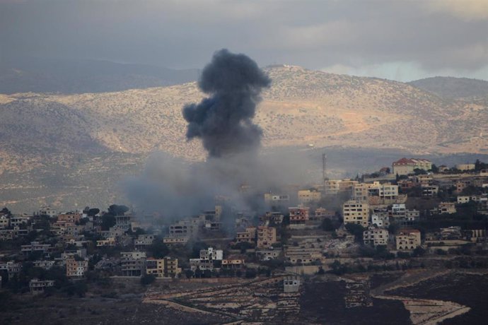 Columna de humo tras un bombardeo del Ejército de Israel contra la localidad de Jiam, en el sur de Líbano (archivo)