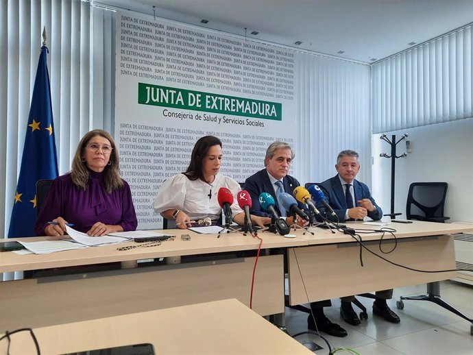 La consejera de Salud y Servicios Sociales, Sara García Espada, y el consejero de Gestión Forestal y Mundo Rural, Ignacio Higuero, en rueda de prensa sobre control veterinario en actividades cinegéticas