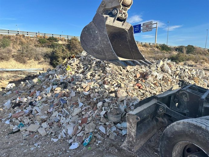 Retiran las primeras 400 toneladas de escombros en vertidos incontrolados en el término municipal de El Campello (Alicante).