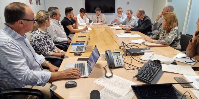 Un momento de la reunión celebrada esta mañana de los directores generales con técnicos, representantes de la Comarca y de la empresa.