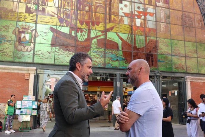 El vicesecretario de Málaga Productiva y coordinador del Observatorio Económico y de Precios del PP de Málaga, Carlos Conde, en el mercado de Atarazanas.