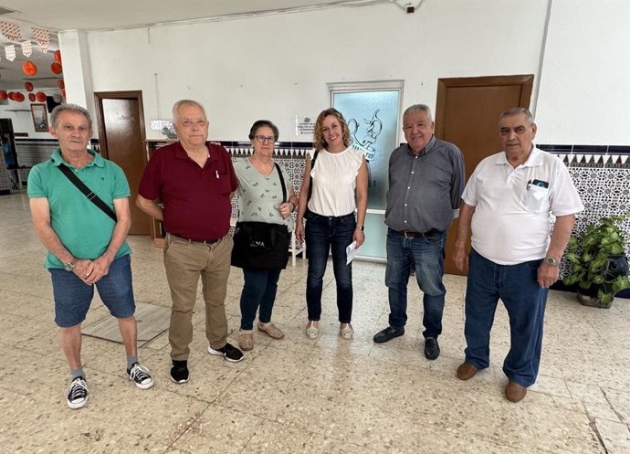 La dirigente de Con Podemos-IU en el Ayuntamiento de Sevilla, Susana Hornillo, con dirigentes del Hogar del pensionista La Unión de Torreblanca.