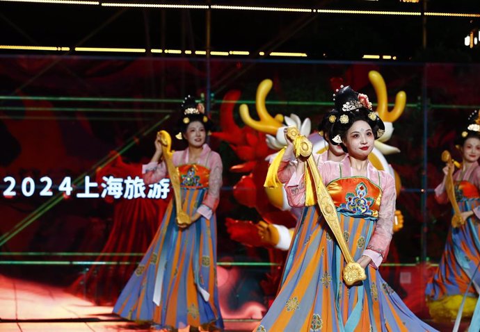 Girls from the Luoyang Institute of Culture and Tourism's Hanfu Performance Art Troupe performed "Blossoming Ruyi" with ruyi scepters.