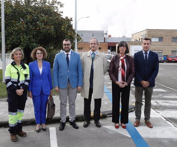 El presidente del Principado de Asturias, Adrián Barbón, ha visitado hoy la biofábrica de Ence.