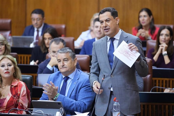 El presidente de la Junta de Andalucía, Juanma Moreno toma la palabra durante la segunda jornada del Pleno del Parlamento andaluz. A 3 de octubre de 2024, en Sevilla (Andalucía, España). En la sesión se realizó el control al Gobierno, con preguntas de los