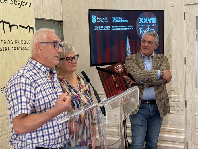 El diputado de Cultura, José María Bravo (dcha), escucha a los actores amateurs de Festeamus, María José Maderuelo y Frutos García.