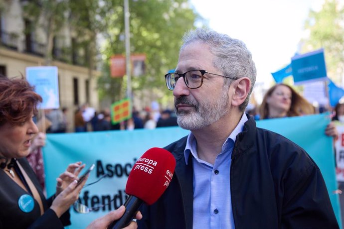 Archivo - El diputado de Sumar, Carlos Martín, frece declaraciones a los medios durante una manifestación contra la ministra de Inclusión, Seguridad Social y Migraciones, a 13 de abril de 2024, en Madrid (España). 