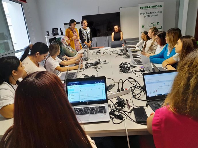 Encuentro con alumnas de uno de los cursos del programa Preparadas.